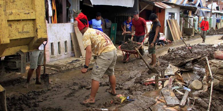 Tak Ada WC, Korban Banjir Buang Hajat di Tempat Sepi